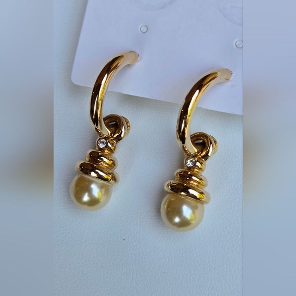 Vintage Gold and Cream Pearl Fuax Pearl  Earrings - Picture 1 of 17